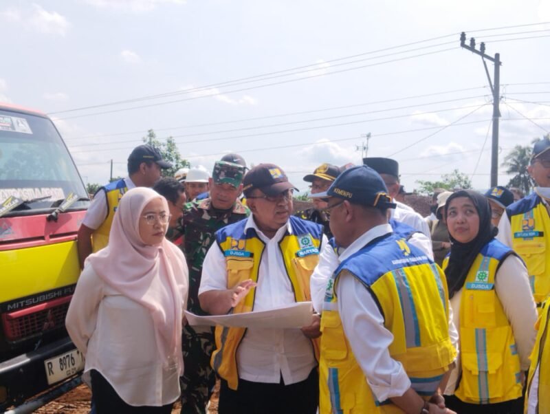 Dirjen Kementrian DPUPR SDA Arnold Aristoteles saat berada di Desa Gemuruh, Kecamatan Bawang, Kabupaten Banjarnegara, dalam rangka melakukan peninjauan Rehabilitasi Pembangunan Tanggul Karang Anyar yang tempo hari putus dan mengakibatkan tanah longsor, nampak di dampingi Kepala BBWSO Maryadi Utama dan Bupati Amalia Desiana serta jajarannya.(Dok.Berita Fakta.id)