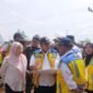 Dirjen Kementrian DPUPR SDA Arnold Aristoteles saat berada di Desa Gemuruh, Kecamatan Bawang, Kabupaten Banjarnegara, dalam rangka melakukan peninjauan Rehabilitasi Pembangunan Tanggul Karang Anyar yang tempo hari putus dan mengakibatkan tanah longsor, nampak di dampingi Kepala BBWSO Maryadi Utama dan Bupati Amalia Desiana serta jajarannya.(Dok.Berita Fakta.id)