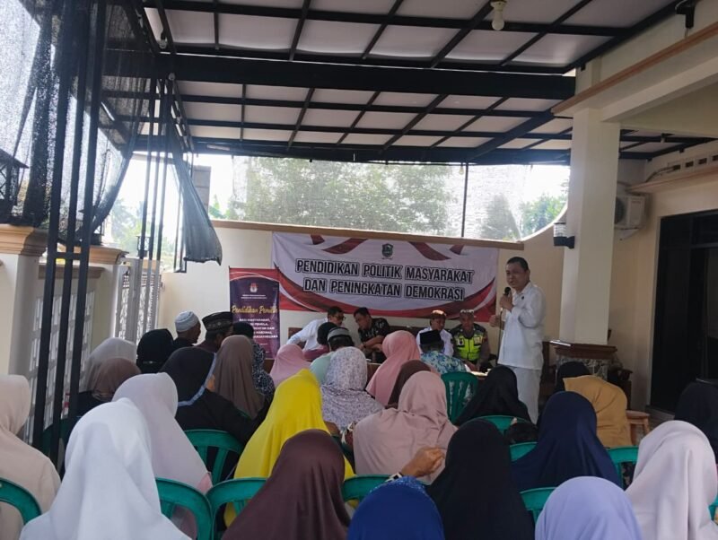 Pursito,Sag, MM Kordinator Divisi SDM dan Diklat Bawaslu Banjarnegara saat memberikan pemaparan bahaya Money Politik dalam Adab berdemokrasi di Gelar Acara Pendidikan Politik Masyarakat dan peningkatan Demokrasi.(Dok.Berita Fakta.id)