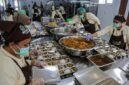Petugas menyiapkan makanan program Makan Bergizi Gratis (MBG) di dapur Satuan Pelayanan Pemenuhan Gizi (SPPG) Badan Gizi Nasional (BGN) dan Polda Jateng di Jalan Rejosari, Semarang, Jawa Tengah, Kamis (17/7/2025). Polri berkolaborasi dengan Badan Gizi Nasional (BGN) mendirikan sebanyak 25 titik SPPG di wilayah kota/kabupaten provinsi tersebut yang akan menyasar kepada 90.717 orang penerima manfaat MBG dengan fokus distribusi yakni kepada siswa sekolah dari tingkat TK, SD, SMP, SMA/SMK, dan SLB sekaligus ibu hamil, ibu menyusui serta anak stunting. ANTARA FOTO/Makna Zaezar/agr