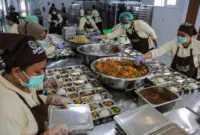 Petugas menyiapkan makanan program Makan Bergizi Gratis (MBG) di dapur Satuan Pelayanan Pemenuhan Gizi (SPPG) Badan Gizi Nasional (BGN) dan Polda Jateng di Jalan Rejosari, Semarang, Jawa Tengah, Kamis (17/7/2025). Polri berkolaborasi dengan Badan Gizi Nasional (BGN) mendirikan sebanyak 25 titik SPPG di wilayah kota/kabupaten provinsi tersebut yang akan menyasar kepada 90.717 orang penerima manfaat MBG dengan fokus distribusi yakni kepada siswa sekolah dari tingkat TK, SD, SMP, SMA/SMK, dan SLB sekaligus ibu hamil, ibu menyusui serta anak stunting. ANTARA FOTO/Makna Zaezar/agr