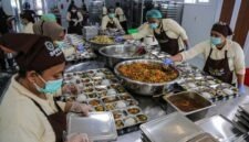 Petugas menyiapkan makanan program Makan Bergizi Gratis (MBG) di dapur Satuan Pelayanan Pemenuhan Gizi (SPPG) Badan Gizi Nasional (BGN) dan Polda Jateng di Jalan Rejosari, Semarang, Jawa Tengah, Kamis (17/7/2025). Polri berkolaborasi dengan Badan Gizi Nasional (BGN) mendirikan sebanyak 25 titik SPPG di wilayah kota/kabupaten provinsi tersebut yang akan menyasar kepada 90.717 orang penerima manfaat MBG dengan fokus distribusi yakni kepada siswa sekolah dari tingkat TK, SD, SMP, SMA/SMK, dan SLB sekaligus ibu hamil, ibu menyusui serta anak stunting. ANTARA FOTO/Makna Zaezar/agr