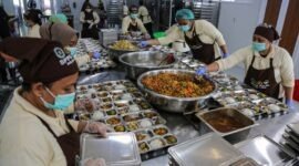 Petugas menyiapkan makanan program Makan Bergizi Gratis (MBG) di dapur Satuan Pelayanan Pemenuhan Gizi (SPPG) Badan Gizi Nasional (BGN) dan Polda Jateng di Jalan Rejosari, Semarang, Jawa Tengah, Kamis (17/7/2025). Polri berkolaborasi dengan Badan Gizi Nasional (BGN) mendirikan sebanyak 25 titik SPPG di wilayah kota/kabupaten provinsi tersebut yang akan menyasar kepada 90.717 orang penerima manfaat MBG dengan fokus distribusi yakni kepada siswa sekolah dari tingkat TK, SD, SMP, SMA/SMK, dan SLB sekaligus ibu hamil, ibu menyusui serta anak stunting. ANTARA FOTO/Makna Zaezar/agr