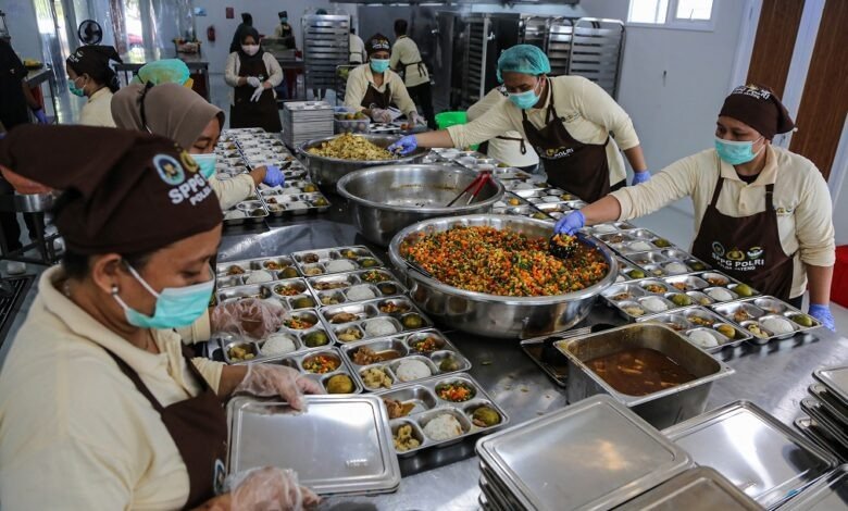 Petugas menyiapkan makanan program Makan Bergizi Gratis (MBG) di dapur Satuan Pelayanan Pemenuhan Gizi (SPPG) Badan Gizi Nasional (BGN) dan Polda Jateng di Jalan Rejosari, Semarang, Jawa Tengah, Kamis (17/7/2025). Polri berkolaborasi dengan Badan Gizi Nasional (BGN) mendirikan sebanyak 25 titik SPPG di wilayah kota/kabupaten provinsi tersebut yang akan menyasar kepada 90.717 orang penerima manfaat MBG dengan fokus distribusi yakni kepada siswa sekolah dari tingkat TK, SD, SMP, SMA/SMK, dan SLB sekaligus ibu hamil, ibu menyusui serta anak stunting. ANTARA FOTO/Makna Zaezar/agr