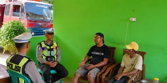 AIPDA Haris Nasution memberikan sosialisasi keselamatan berlalu lintas kepada pengemudi di Lampung Timur