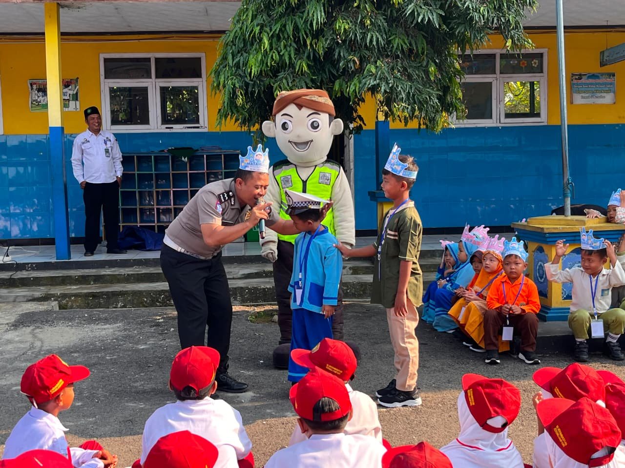 Satlantas Polres Purbalingga Gunakan Badut dan Wayang Sosialisasi Tertib Lalu Lintas saat MPLS