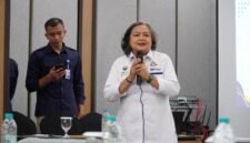 Prima Anna Maria G., S.Si.T. dari PKTJ Kementerian Perhubungan memberikan arahan kepada peserta Diklat Pengemudi Angkutan Barang Berkeselamatan di Boyolali.