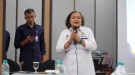 Prima Anna Maria G., S.Si.T. dari PKTJ Kementerian Perhubungan memberikan arahan kepada peserta Diklat Pengemudi Angkutan Barang Berkeselamatan di Boyolali.