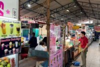 Tampak pedagang dan pembeli di Pajus Medan, Sumatera Utara yang mengoptimalkan pemanfaatan listrik sebagai penunjang kegiatan ekonomi sehari-hari.