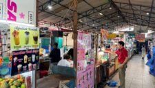 Tampak pedagang dan pembeli di Pajus Medan, Sumatera Utara yang mengoptimalkan pemanfaatan listrik sebagai penunjang kegiatan ekonomi sehari-hari.