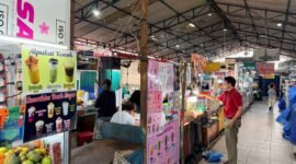 Tampak pedagang dan pembeli di Pajus Medan, Sumatera Utara yang mengoptimalkan pemanfaatan listrik sebagai penunjang kegiatan ekonomi sehari-hari.
