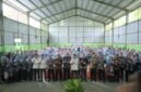 Nara sumber dan peserta Penguatan Integritas Siswa Antikorupsi di SMPN1 Mandiraja beroto bersama usai acara .(foto/doc/ahr))