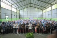 Nara sumber dan peserta Penguatan Integritas Siswa Antikorupsi di SMPN1 Mandiraja beroto bersama usai acara .(foto/doc/ahr))