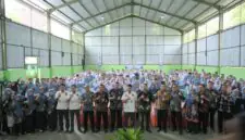 Nara sumber dan peserta Penguatan Integritas Siswa Antikorupsi di SMPN1 Mandiraja beroto bersama usai acara .(foto/doc/ahr))