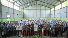 Nara sumber dan peserta Penguatan Integritas Siswa Antikorupsi di SMPN1 Mandiraja beroto bersama usai acara .(foto/doc/ahr))