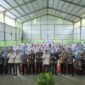 Nara sumber dan peserta Penguatan Integritas Siswa Antikorupsi di SMPN1 Mandiraja beroto bersama usai acara .(foto/doc/ahr))