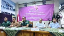 Kepala Kejari Banjarnegara, Fitriansyah Akbar, S.H., M.H., didampingi Komisaris PT BPR BKK Mandiraja (Perseroda), Aditya Agus Satria, dalam siaran pers yang digelar di Banjarnegara, (Foto/doc.bkk)