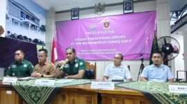 Kepala Kejari Banjarnegara, Fitriansyah Akbar, S.H., M.H., didampingi Komisaris PT BPR BKK Mandiraja (Perseroda), Aditya Agus Satria, dalam siaran pers yang digelar di Banjarnegara, (Foto/doc.bkk)