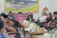 Bupati Banjarnegara Amalia Desiana dan Wakil Bupati Wachid Jumali,Lc, Ketua DPRD Slamet, serta jajaran Forkompinda saat membahas isu strategis terkait MPLS di Pringgitan.(Dok.Kominfo Bna/BeritaFakta id)