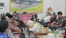 Bupati Banjarnegara Amalia Desiana dan Wakil Bupati Wachid Jumali,Lc, Ketua DPRD Slamet, serta jajaran Forkompinda saat membahas isu strategis terkait MPLS di Pringgitan.(Dok.Kominfo Bna/BeritaFakta id)