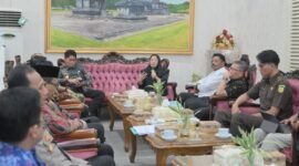 Bupati Banjarnegara Amalia Desiana dan Wakil Bupati Wachid Jumali,Lc, Ketua DPRD Slamet, serta jajaran Forkompinda saat membahas isu strategis terkait MPLS di Pringgitan.(Dok.Kominfo Bna/BeritaFakta id)