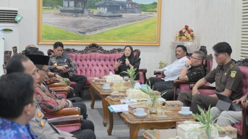 Bupati Banjarnegara Amalia Desiana dan Wakil Bupati Wachid Jumali,Lc, Ketua DPRD Slamet, serta jajaran Forkompinda saat membahas isu strategis terkait MPLS di Pringgitan.(Dok.Kominfo Bna/BeritaFakta id)