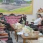 Bupati Banjarnegara Amalia Desiana dan Wakil Bupati Wachid Jumali,Lc, Ketua DPRD Slamet, serta jajaran Forkompinda saat membahas isu strategis terkait MPLS di Pringgitan.(Dok.Kominfo Bna/BeritaFakta id)
