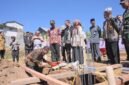  Peletakan batu pertama untuk pembangunan rumah kos BUMDESMA LKD Yasa Yuwana, Kecamatan Wanayasa,oleh Sekda Banjarnegara Hendro cahyono.(Dok.Kominfo/Berita Fakta.id)
