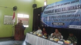  Drs.Susanto Camat Purwareja Klampok bersama Marjono Kades Kaliwinasuh,Kapolsek dan Danramil Purwareja Klampok saat berada di Acara Pelantikan Formasi Kasi Kesra dan Kadus lV Desa Kaliwinasuh di Aula Pemdes setempat. (dok.BeritaFakta.id)