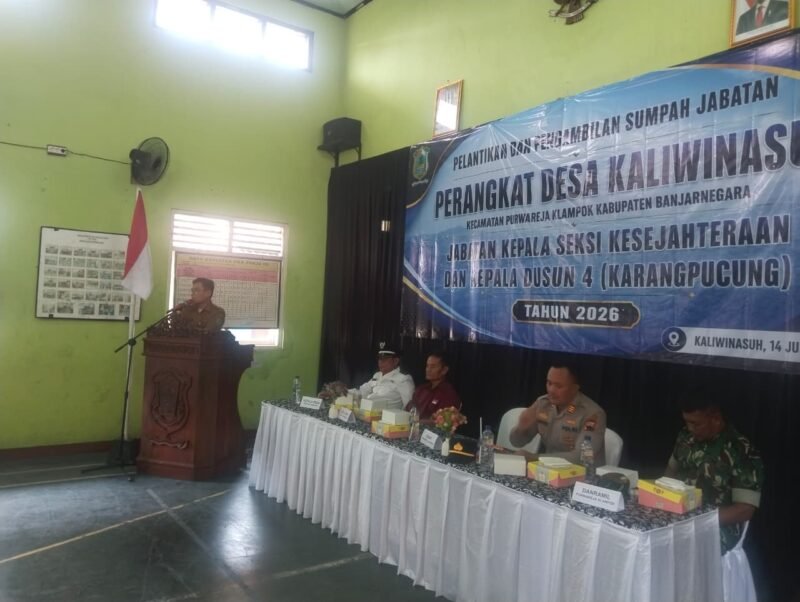  Drs.Susanto Camat Purwareja Klampok bersama Marjono Kades Kaliwinasuh,Kapolsek dan Danramil Purwareja Klampok saat berada di Acara Pelantikan Formasi Kasi Kesra dan Kadus lV Desa Kaliwinasuh di Aula Pemdes setempat. (dok.BeritaFakta.id)