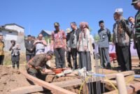 Peletakan batu pertama untuk pembangunan rumah kos BUMDESMA LKD Yasa Yuwana, Kecamatan Wanayasa,oleh Sekda Banjarnegara Hendro cahyono.(Dok.Kominfo/Berita Fakta.id)