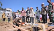  Peletakan batu pertama untuk pembangunan rumah kos BUMDESMA LKD Yasa Yuwana, Kecamatan Wanayasa,oleh Sekda Banjarnegara Hendro cahyono.(Dok.Kominfo/Berita Fakta.id)