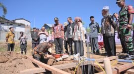  Peletakan batu pertama untuk pembangunan rumah kos BUMDESMA LKD Yasa Yuwana, Kecamatan Wanayasa,oleh Sekda Banjarnegara Hendro cahyono.(Dok.Kominfo/Berita Fakta.id)