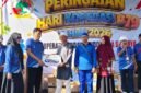 Wakil Bupati Banjarnegara Wachid Jumali, Lc saat memberikan hadiah ke warga di panggung dalam momen Harkopnas ke-79 usai Jalan sehat.(Dok.Kominfo Bna/Berita fakta.id)