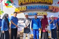 Wakil Bupati Banjarnegara Wachid Jumali, Lc saat memberikan hadiah ke warga di panggung dalam momen Harkopnas ke-79 usai Jalan sehat.(Dok.Kominfo Bna/Berita fakta.id)