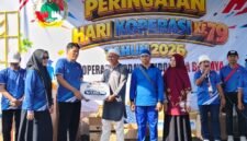 Wakil Bupati Banjarnegara Wachid Jumali, Lc saat memberikan hadiah ke warga di panggung dalam momen Harkopnas ke-79 usai Jalan sehat.(Dok.Kominfo Bna/Berita fakta.id)