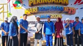 Wakil Bupati Banjarnegara Wachid Jumali, Lc saat memberikan hadiah ke warga di panggung dalam momen Harkopnas ke-79 usai Jalan sehat.(Dok.Kominfo Bna/Berita fakta.id)