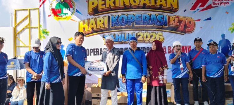 Wakil Bupati Banjarnegara Wachid Jumali, Lc saat memberikan hadiah ke warga di panggung dalam momen Harkopnas ke-79 usai Jalan sehat.(Dok.Kominfo Bna/Berita fakta.id)