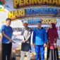 Wakil Bupati Banjarnegara Wachid Jumali, Lc saat memberikan hadiah ke warga di panggung dalam momen Harkopnas ke-79 usai Jalan sehat.(Dok.Kominfo Bna/Berita fakta.id)