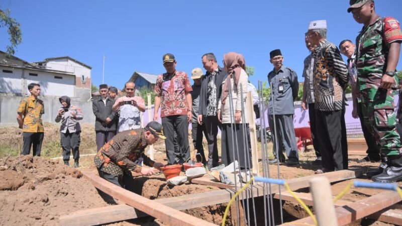Peletakan batu pertama untuk pembangunan rumah kos BUMDESMA LKD Yasa Yuwana, Kecamatan Wanayasa,oleh Sekda Banjarnegara Hendro cahyono.(Dok.Kominfo/Berita Fakta.id)