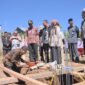  Peletakan batu pertama untuk pembangunan rumah kos BUMDESMA LKD Yasa Yuwana, Kecamatan Wanayasa,oleh Sekda Banjarnegara Hendro cahyono.(Dok.Kominfo/Berita Fakta.id)