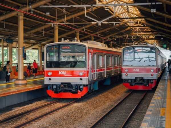 KRL Bogor–Jakarta Kota Dilempari Botol, Kaca Gerbong Pecah