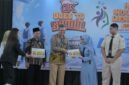 Plt Direktur BPR BKK Mandiraja, D. Tritistanto Budiono menyerahkan Bea Siswa kepada Siswa Beprestasi.(Foto/doc)
