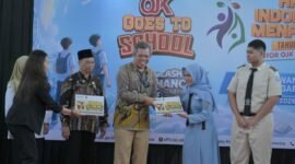 Plt Direktur BPR BKK Mandiraja, D. Tritistanto Budiono menyerahkan Bea Siswa kepada Siswa Beprestasi.(Foto/doc)