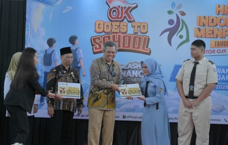 Plt Direktur BPR BKK Mandiraja, D. Tritistanto Budiono menyerahkan Bea Siswa kepada Siswa Beprestasi.(Foto/doc)