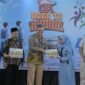 Plt Direktur BPR BKK Mandiraja, D. Tritistanto Budiono menyerahkan Bea Siswa kepada Siswa Beprestasi.(Foto/doc)