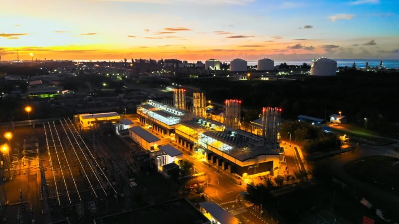 Foto landscape Pembangkit Listrik Tenaga Uap Arun yang berlokasi di Arun, Aceh. PLN NP menyiagakan Daya Mampu Pasok dengan total kapasitas mencapai 16.202 MegaWatt (MW) di seluruh unit pembangkit yang tersebar di Indonesia.