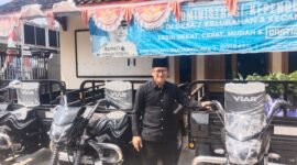 Suwarto Kepala Desa Karang Salam di Depan Motor Roda Tiga bantuan Aspirasi dari Agib Ardiansyah DPRRI dari Fraksi PAN, melalui Kementrian BPLH, motor roda tiga ini nantinya akan membantu untuk memajukan Bank Sampah Karang Salam.(Dok.Foto Berita Fakta.id)