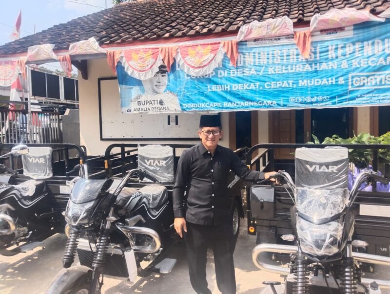 Suwarto Kepala Desa Karang Salam di Depan Motor Roda Tiga bantuan Aspirasi dari Agib Ardiansyah DPRRI dari Fraksi PAN, melalui Kementrian BPLH, motor roda tiga ini nantinya akan membantu untuk memajukan Bank Sampah Karang Salam.(Dok.Foto Berita Fakta.id)