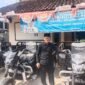 Suwarto Kepala Desa Karang Salam di Depan Motor Roda Tiga bantuan Aspirasi dari Agib Ardiansyah DPRRI dari Fraksi PAN, melalui Kementrian BPLH, motor roda tiga ini nantinya akan membantu untuk memajukan Bank Sampah Karang Salam.(Dok.Foto Berita Fakta.id)